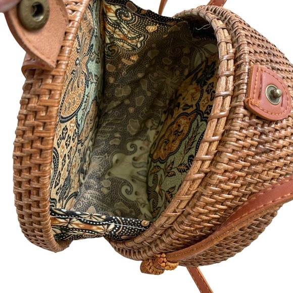 Round Woven Rattan Tan Crossbody Bag Snap Closure Lined - Picture 5 of 5